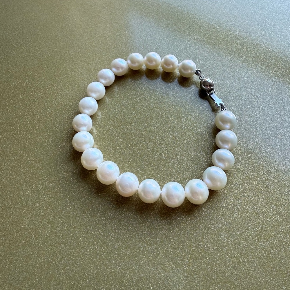 Elegant White Pearl Bracelet